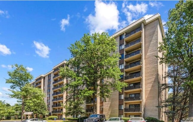 Building Photo - Bright And Luxurious 1 Bed 1 Bath Condo In Amenity-filled Woodlake Towers