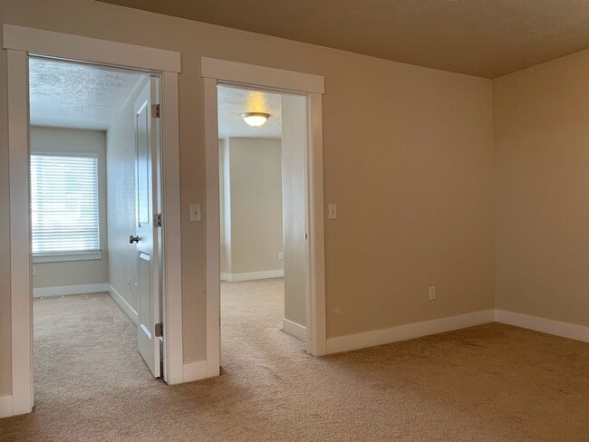 Building Photo - Beautiful 4 Bd 2.5 Bath Townhouse in Sandy