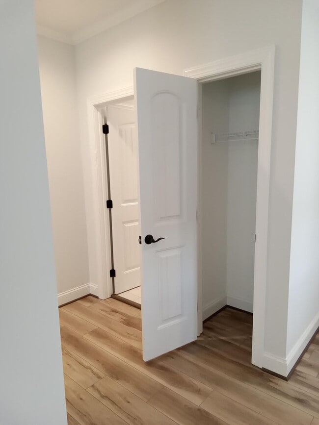 Building Photo - Patio Townhome Located 1 Block from Bedfor...