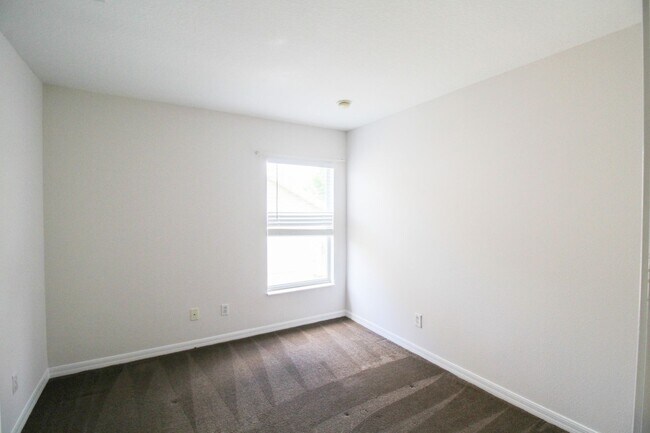 Building Photo - Lakeview 4-Bedroom, 2.5-Bath Annual Rental in Lakewood Ranch/Greenbrook