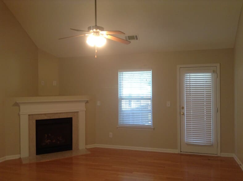 Building Photo - 1919 Sunset Village Dr