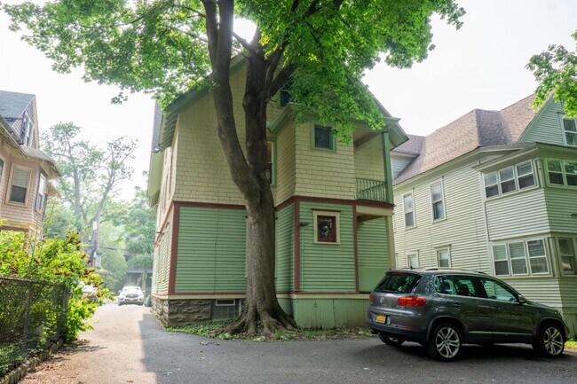 Building Photo - Spacious 3 Bedroom With Beautiful Front Po...