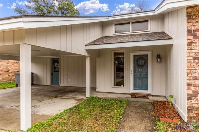 Building Photo - Stylish, Spacious & In a Prime Baton Rouge...