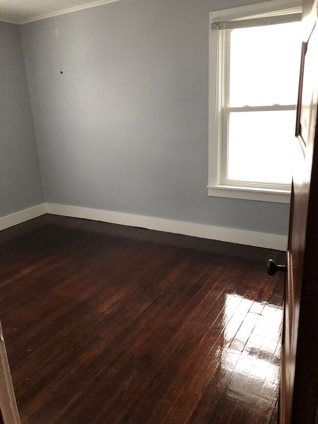 Building Photo - 3 bedroom/2 bath home w/partially fenced y...