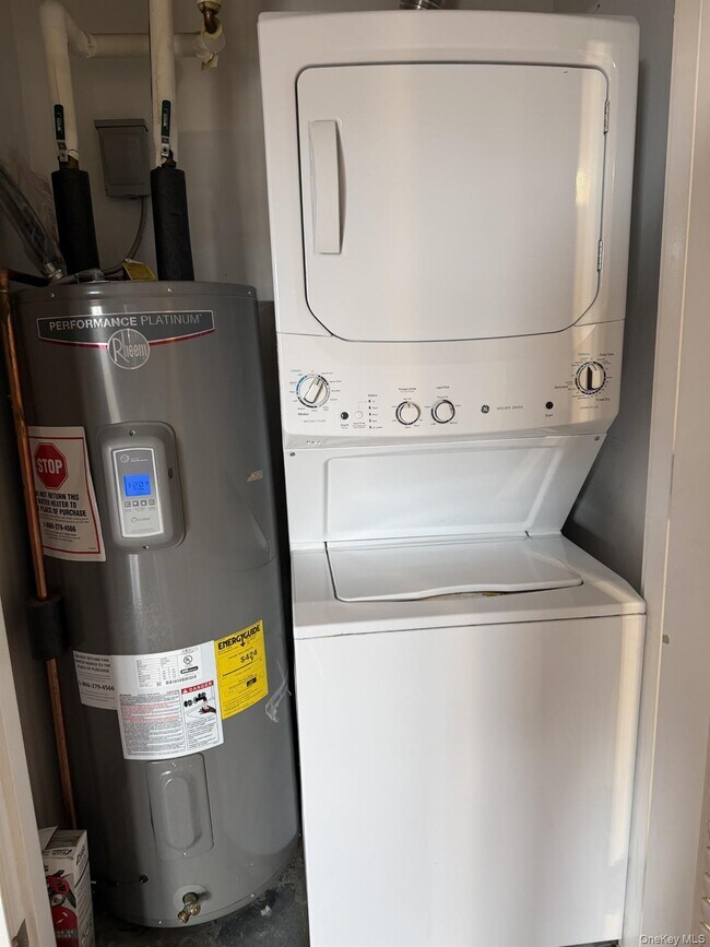 Building Photo - 543 Main St