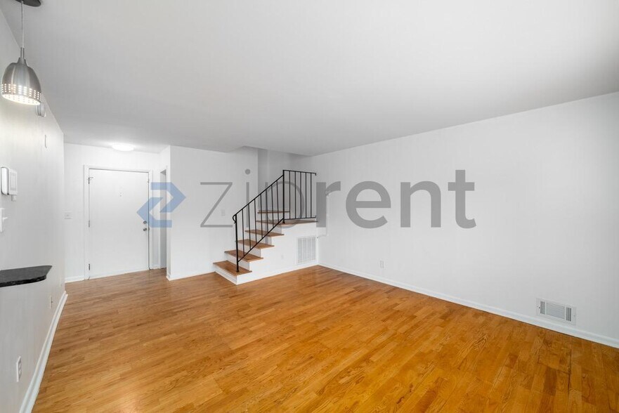Building Photo - Unit 206