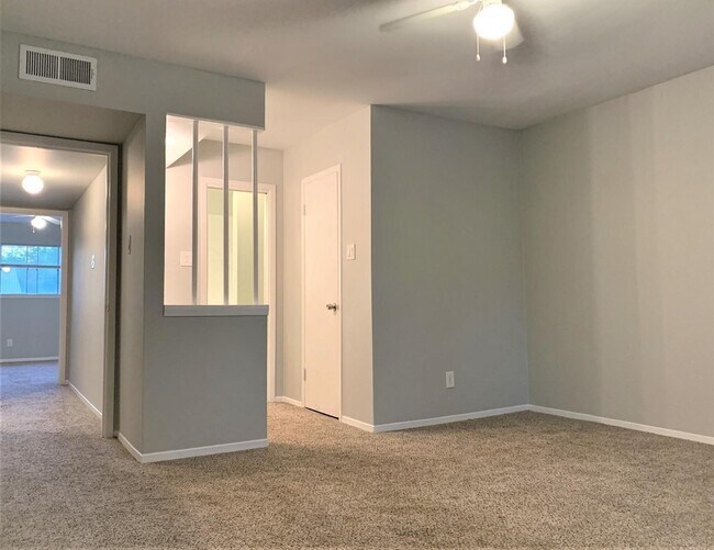 Building Photo - 10004 Westview Dr