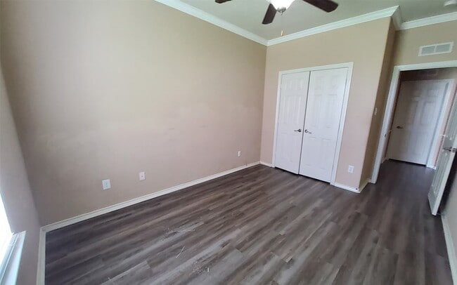 Building Photo - 25047 Lenora Dr