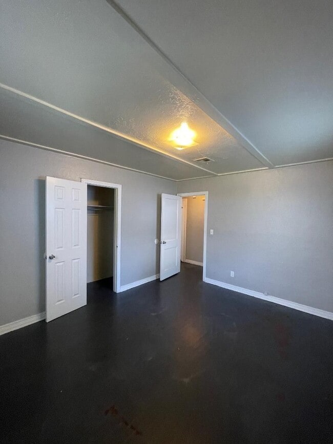Building Photo - 1 Bed 1 Bath Duplex For Lease 8/4/2025
