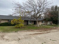 Building Photo - Country living and space!