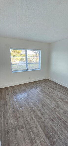 Building Photo - 422 Lakeside Dr