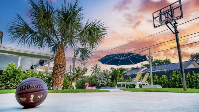 Building Photo - 518 Sunshine Dr