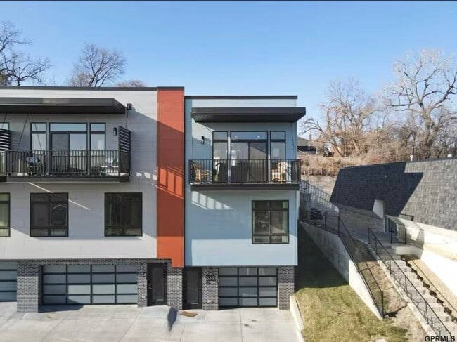 Building Photo - Fully Furnished 2 Master Suites | Luxe Townhome Near UNMC