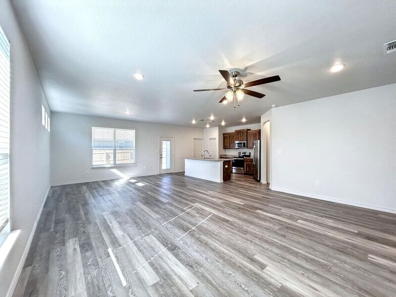 Building Photo - 866 Freedom Cir