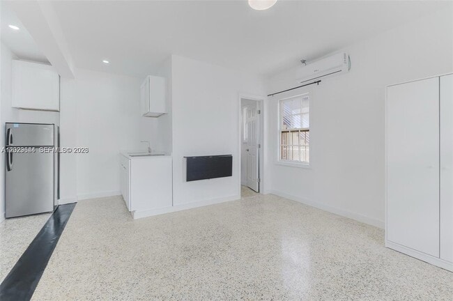 Building Photo - 415 75th St