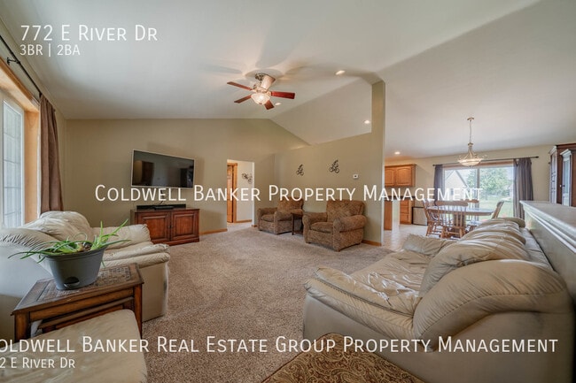 Building Photo - 772 E River Dr