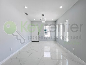 Building Photo - 913 N Woodson Ave