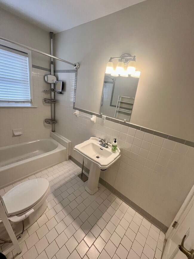 Building Photo - Pet Friendly Home with Fenced Yard in Sylvan Park, 3 Bedrooms/ 1 Bath, Minutes to the Greenway