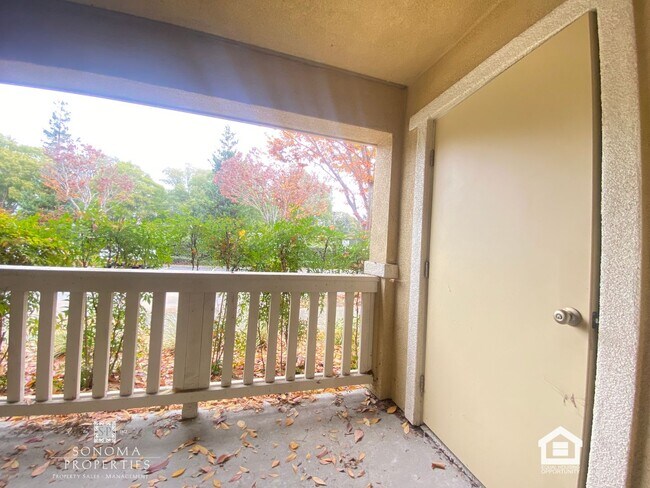 Building Photo - Must-See Charming Ground-Level 1 Bedroom Apartment