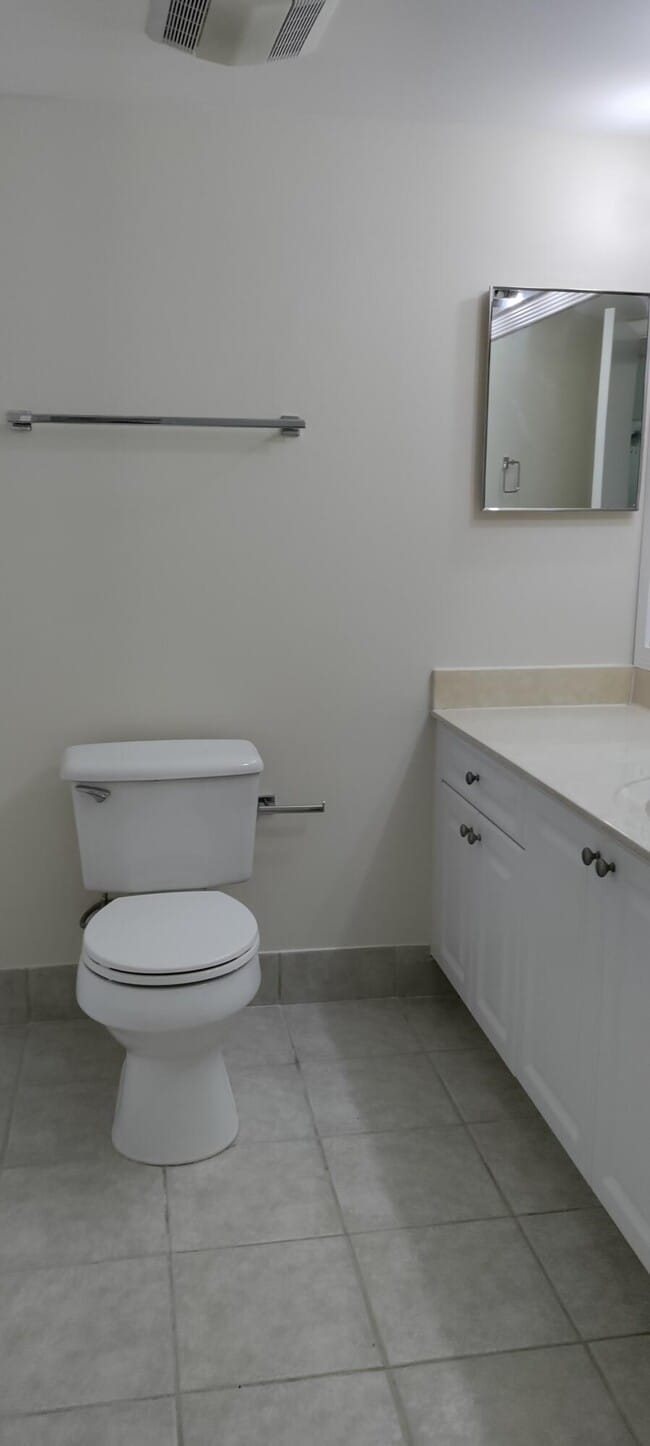 Building Photo - 1000 Crestwood Ct S