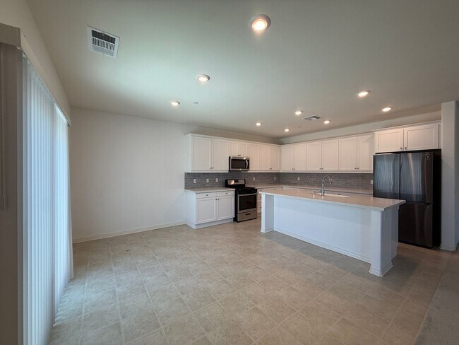 Building Photo - Rosamond 4 Bedroom + 3 Bathroom !
