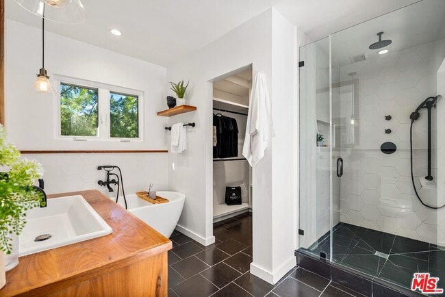 Building Photo - 7560 Devista Dr