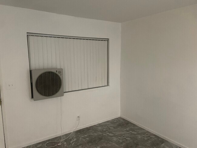 Building Photo - 424 W Wilson Ave