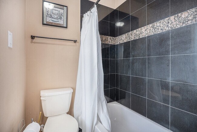 Building Photo - 1333 N Meyer Ave