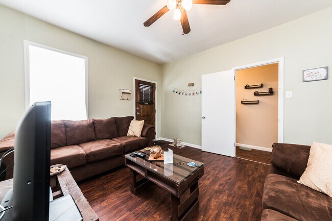 Building Photo - AVAILABLE MAY  - 2 Bedroom 1.5 bathroom Ho...