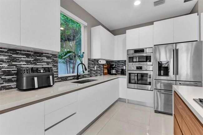 Building Photo - 7535 NW 98th Ave