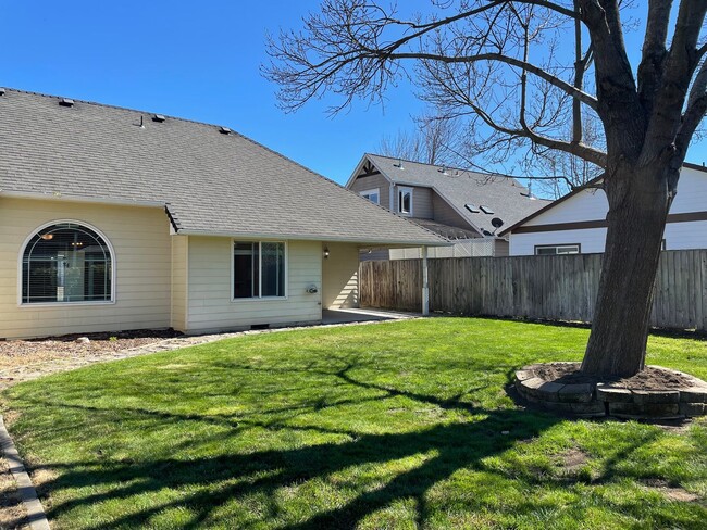 Building Photo - Stunning 3 Bedroom 2 Bath Home- Located in Friendly Central Point-Over 1600 Sq. Ft.