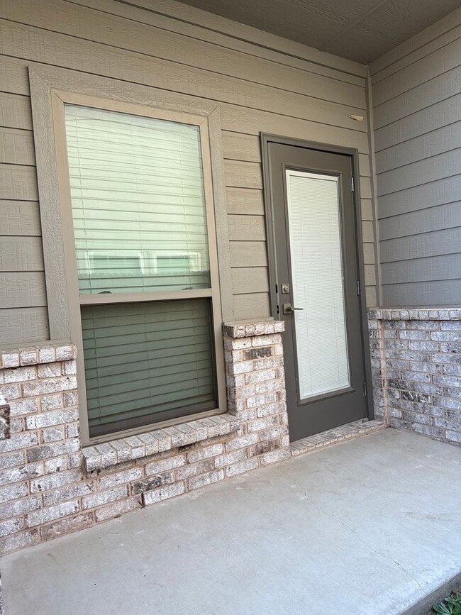 Building Photo - 3/2/2 MOVE IN SPECIALS -Great Location -