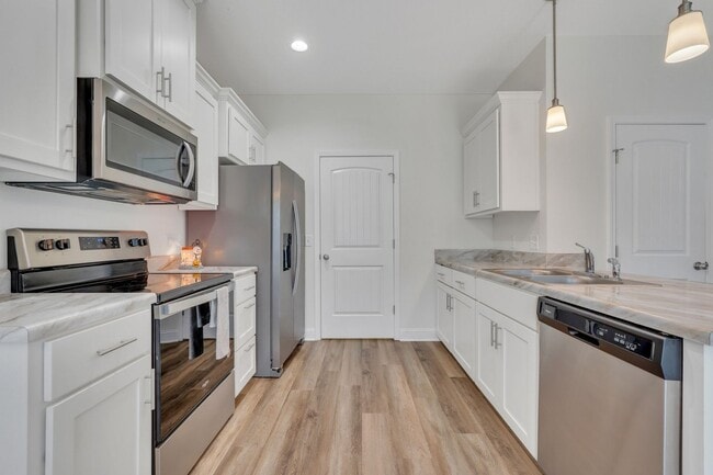 Building Photo - AVAILABLE NOVEMBER (PET FRIENDLY)