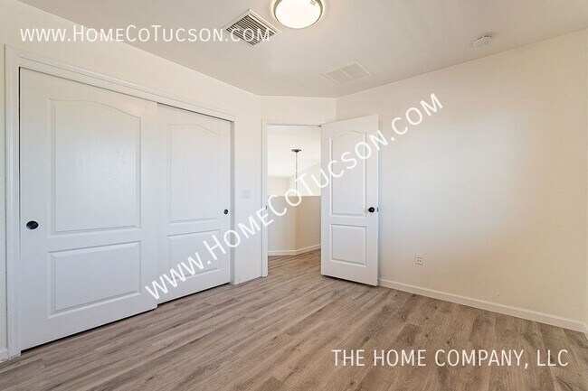 Building Photo - 6645 E Gehrig Ln