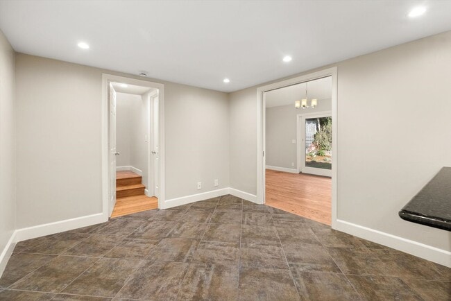 Building Photo - 504 Consuelo Dr