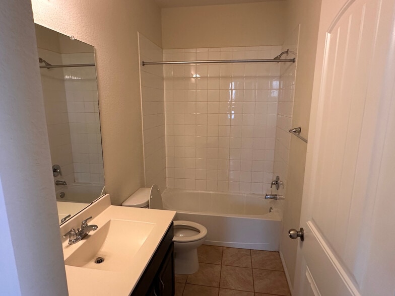 Building Photo - Room in Townhome on Zodiac Ln