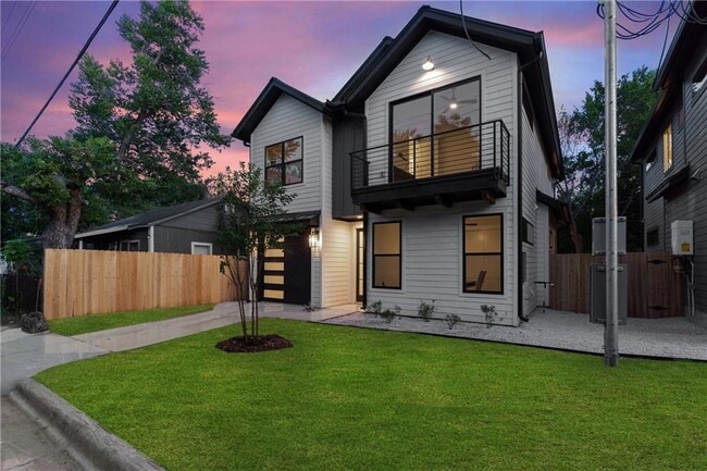 Building Photo - 2213 Santa Rosa St