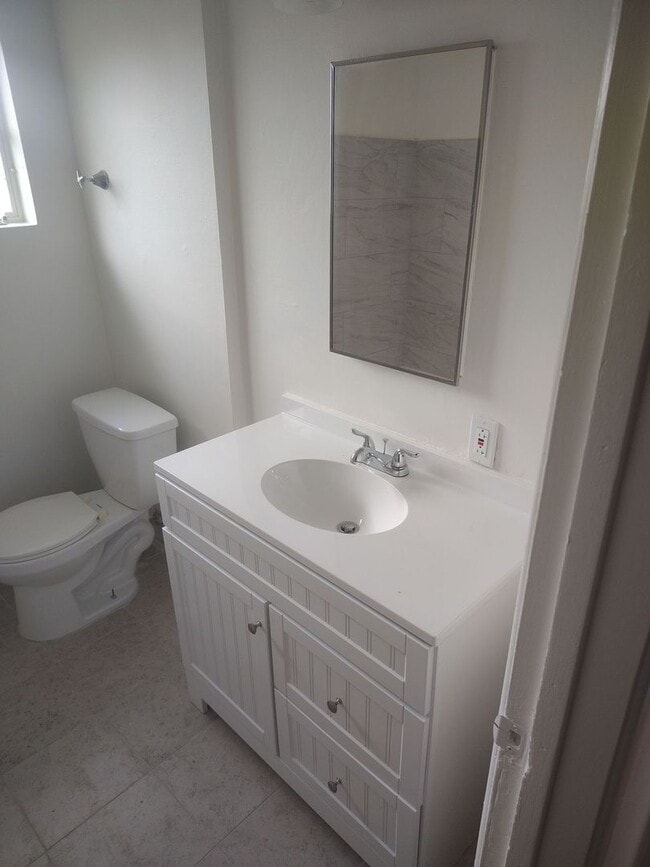 Building Photo - 3 Bedroom 1 Bathroom Home in Benton Park Available!