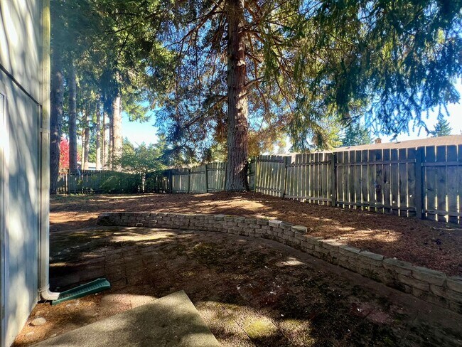 Building Photo - Updated Duplex (Unit A) - Water included!