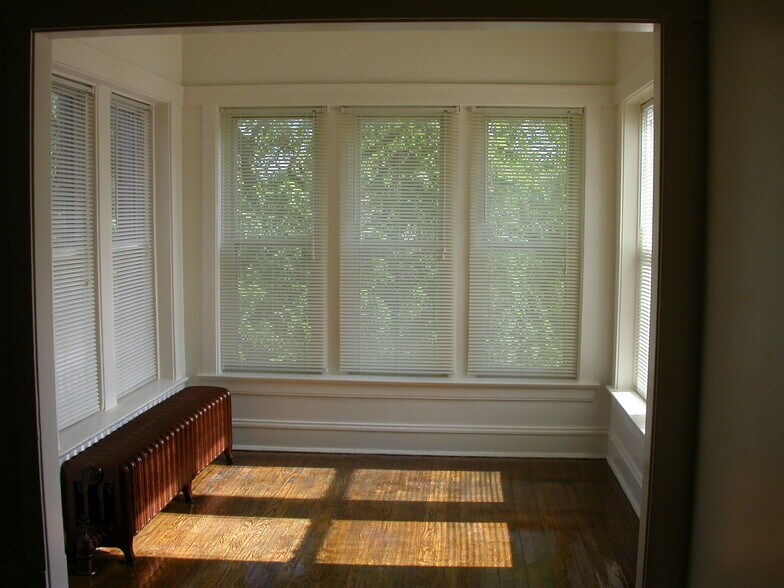 Sun Parlor {1338 West Winona Street, Unit: 3} - 1338 W Winona St