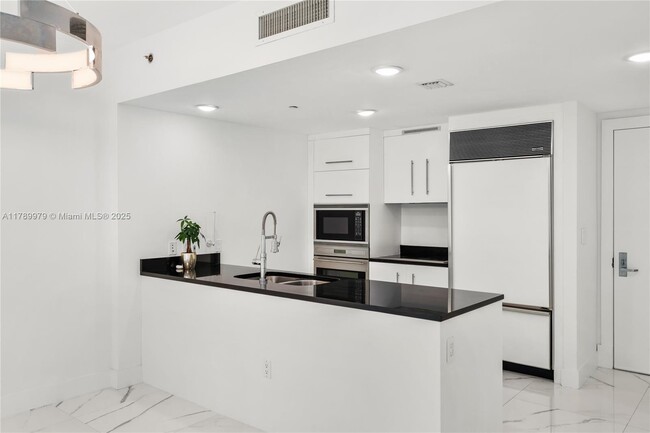 Building Photo - 475 Brickell Ave