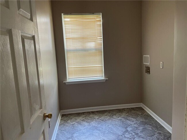 Building Photo - 8801 Lakecrest Way