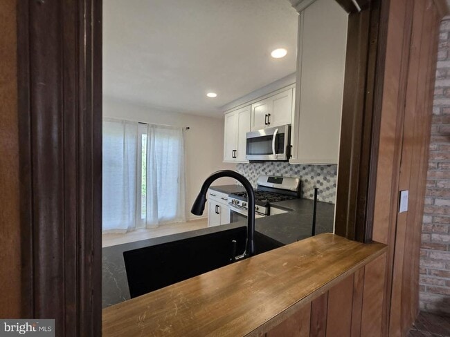 Building Photo - 8241 Robin Hood Dr