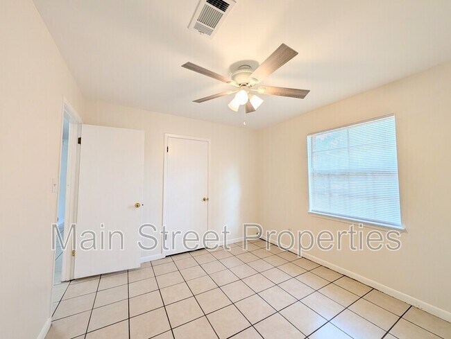 Building Photo - 5086 Yacht Harbor Cir