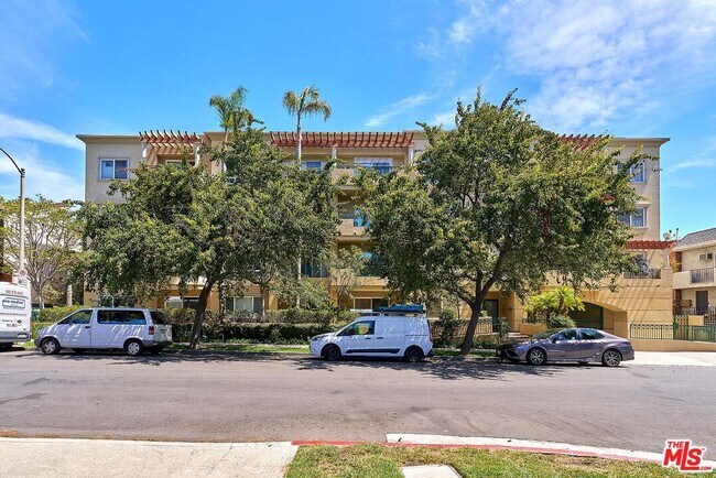 Building Photo - 2230 S Bentley Ave