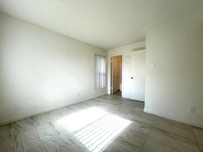 Building Photo - AVAILABLE NOW!  Lovely 1 Bed 1 Bath Apartm...