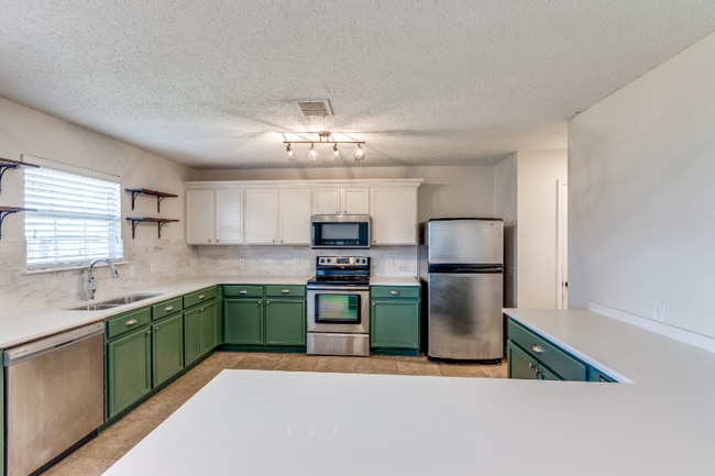 Building Photo - 2112 Royal Acres Trail