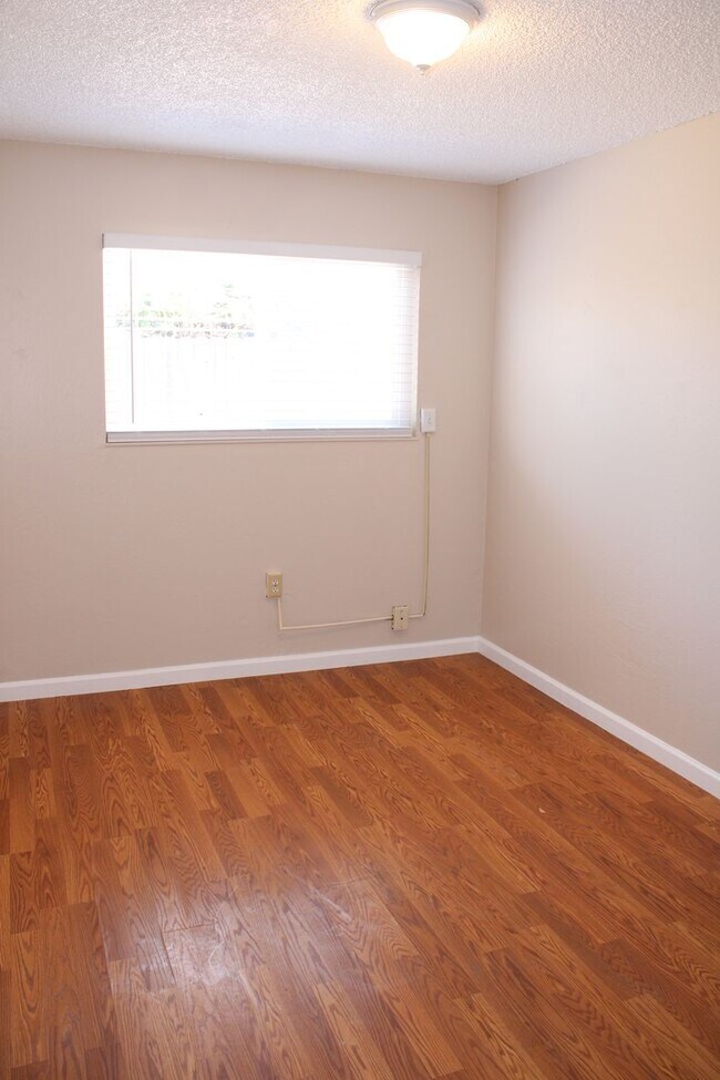 Building Photo - Three Bedroom, One Bathroom House in San P...