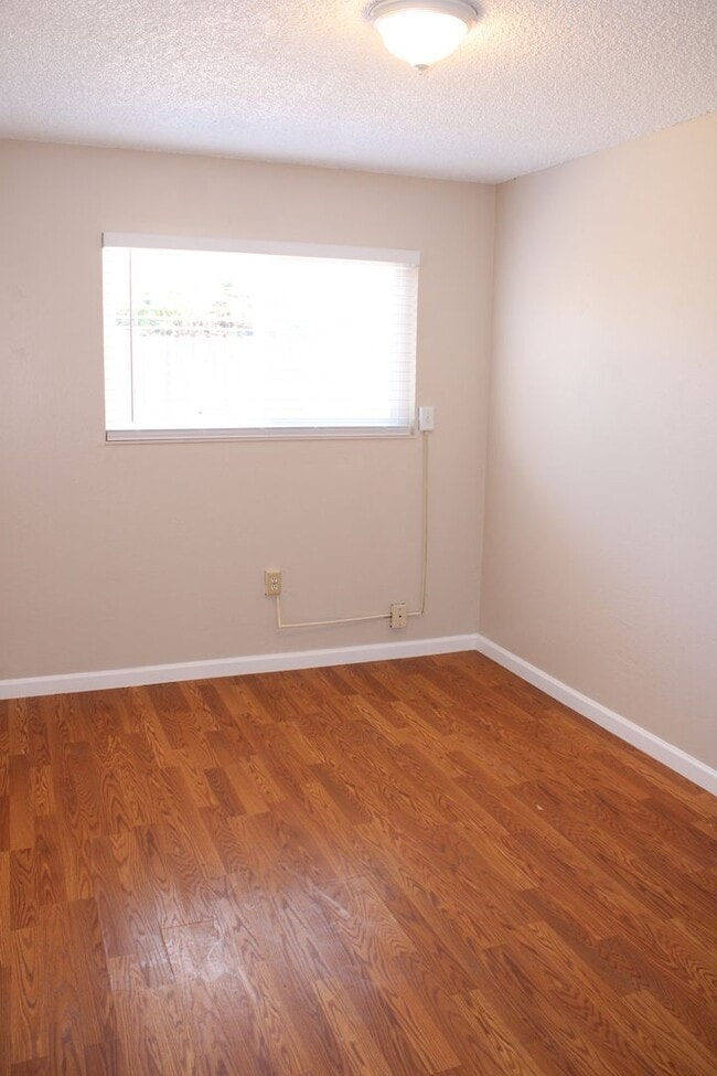 Building Photo - Three Bedroom, One Bathroom House in San Pablo with Laundry Room