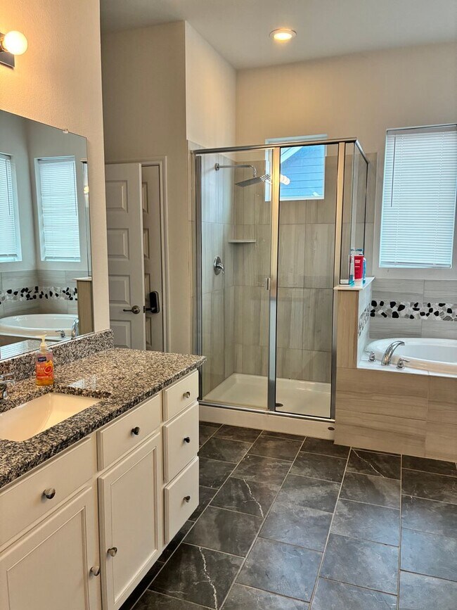 Building Photo - Elegant 6 BR 5 BA Home with Modern Amenities